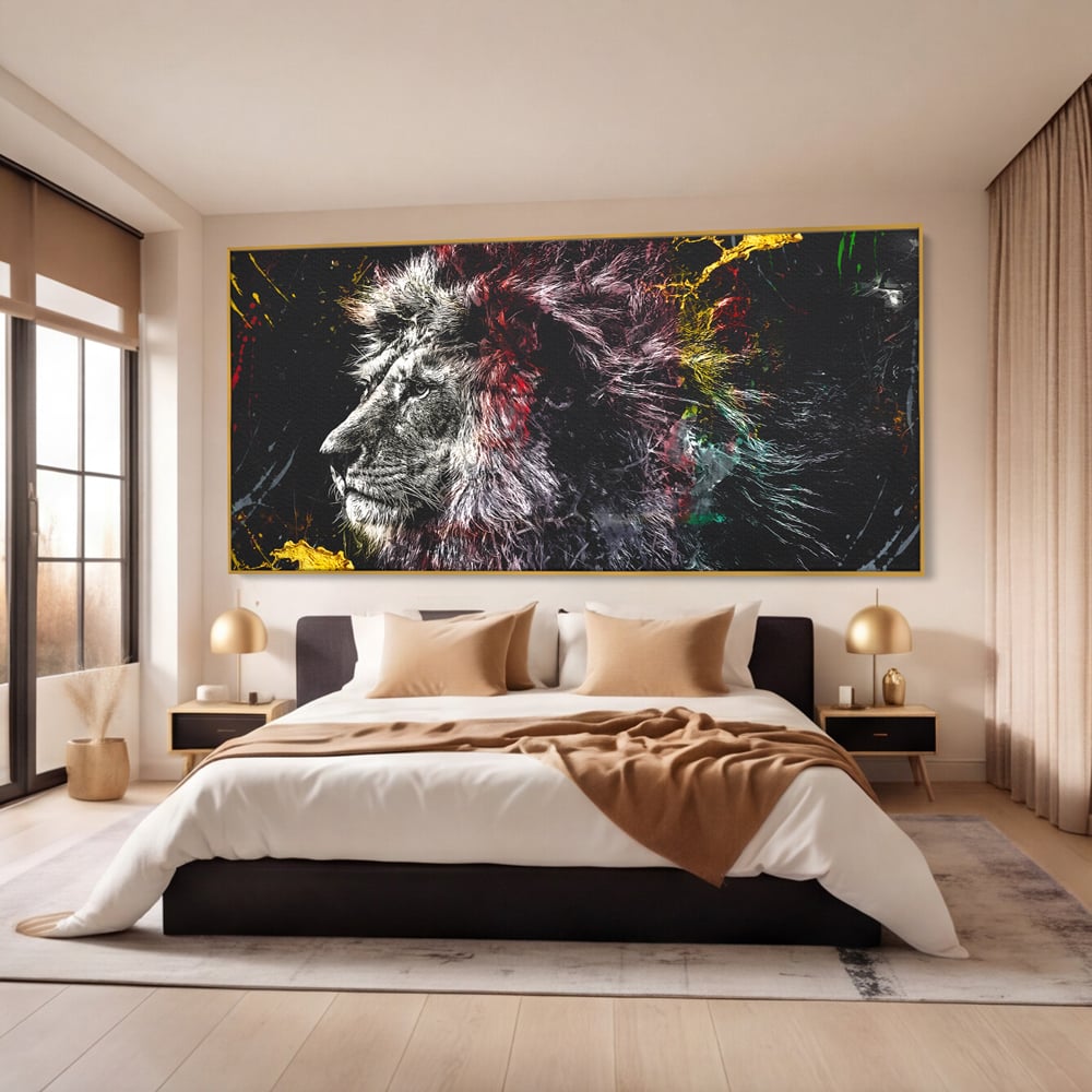Tablou canvas cu ilustratie digitala cu profil de leu, in rama de aluminiu auriu, pe perete intr-un dormitor